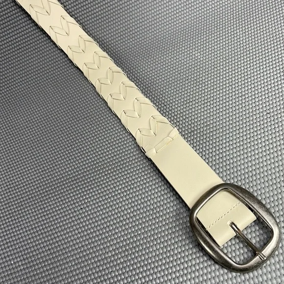 Basic Cream-Colored Belt Good Condition - Picture 3 of 4